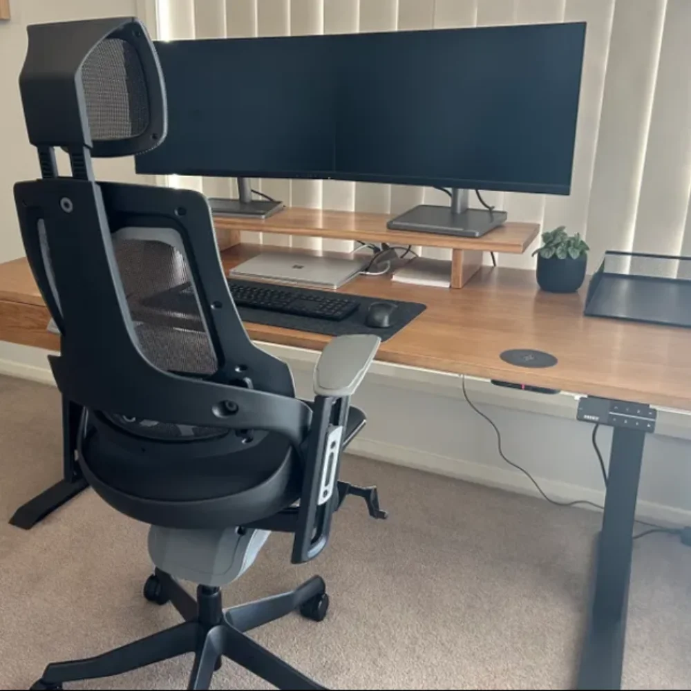 Cadeira Design Office Pro+ Black em ambiente de home office