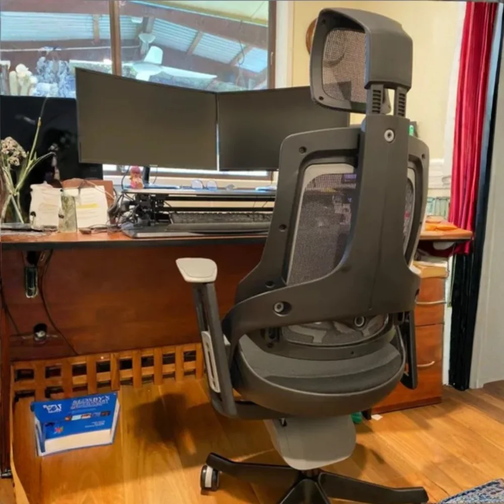 Cadeira Design Office Pro+ Black em escritório com tripla tela